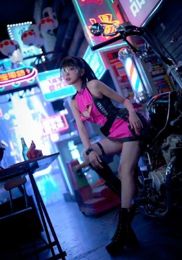 五级黄高潮片90分中国老人_十万网红美女美酱