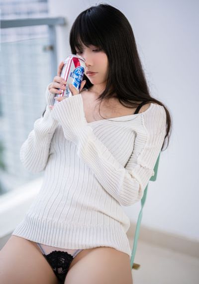 亲切的金子趴在桌子如何拍的_免费手机在线看片